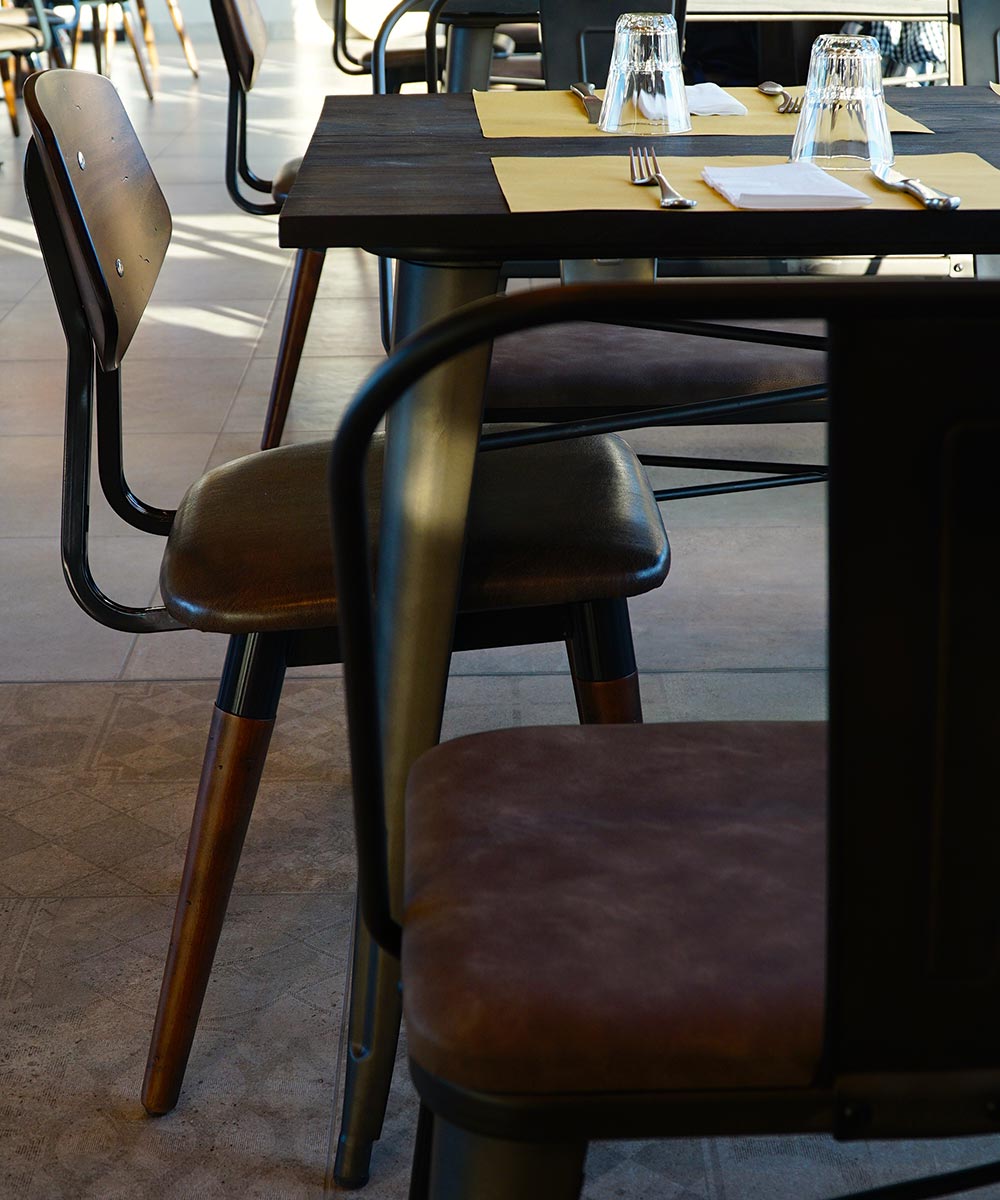 tavoli e sedie sala ristorante stazione mole