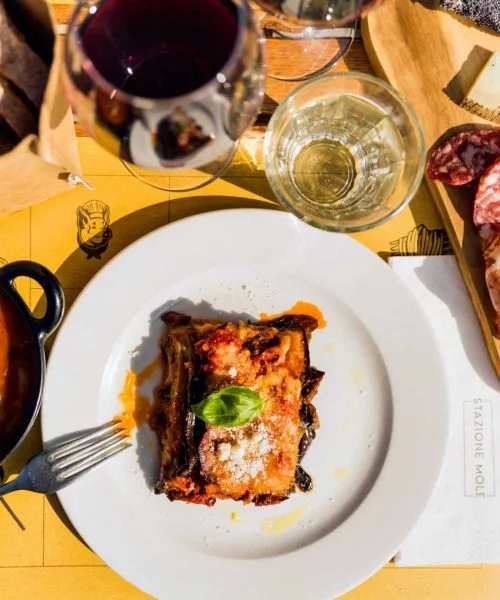 piatto di lasagna al ragù con foglia di basilico