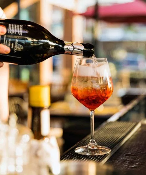 spritz in preparazione al bancone