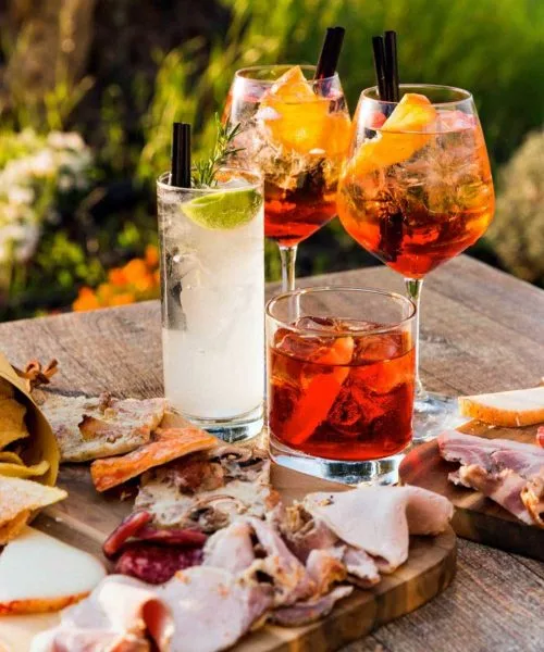 tagliere misto con salumi formaggi e 4 cocktail