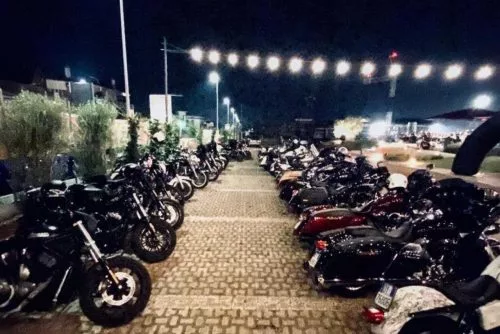 moto parcheggiate per motoraduno da stazione mole